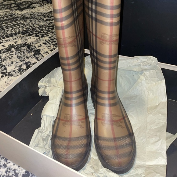 Woman’s Burberry rain boots size 6 1/2 - Picture 4 of 8